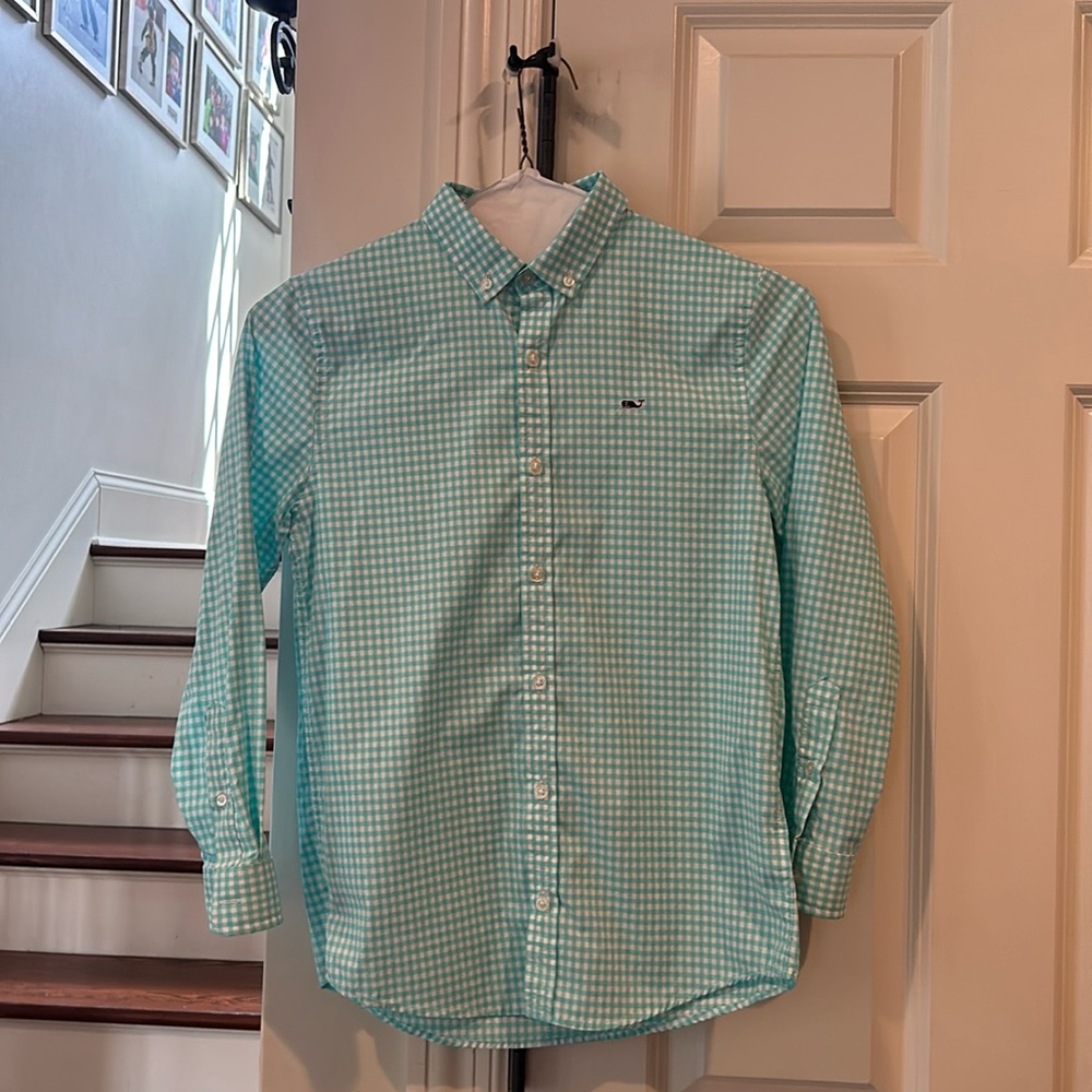 Boy’s vineyard vines bottom down shirt